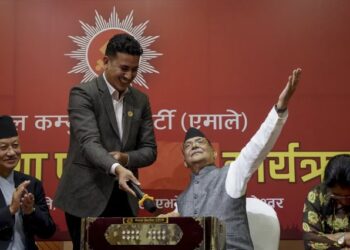 तीज कार्यक्रममा रम्दै ओली, बजाए हार्मोनियम र गिटार
