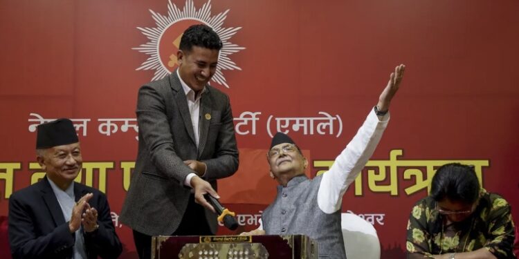 तीज कार्यक्रममा रम्दै ओली, बजाए हार्मोनियम र गिटार