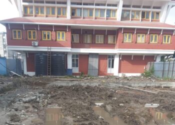 मेयर नै कमलपोखरी मासेर भवन बनाउने कार्यमा लागेको भन्दै विरोध