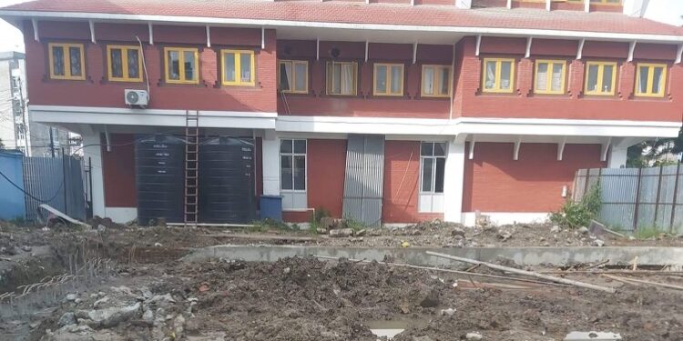मेयर नै कमलपोखरी मासेर भवन बनाउने कार्यमा लागेको भन्दै विरोध
