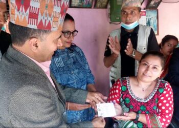 पूर्ण अपाङ्गता भएका व्यक्तिलाई प्रशासनले घरमै पुगेर दियो नागरिकता