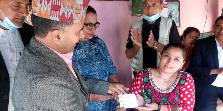 पूर्ण अपाङ्गता भएका व्यक्तिलाई प्रशासनले घरमै पुगेर दियो नागरिकता