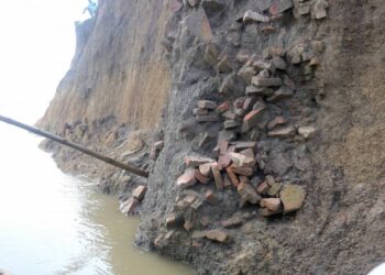 बाढीको भेलसँगै बग्दै लुम्बिनी नजिकका पुरातात्विक सम्पदा
