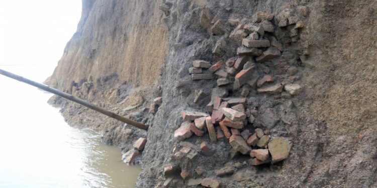 बाढीको भेलसँगै बग्दै लुम्बिनी नजिकका पुरातात्विक सम्पदा