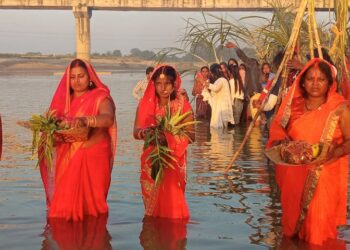 छठ पर्वमा व्रतालुले दिए अस्ताउँदो सूर्यलाई अर्घ्य (तस्बिरहरु)
