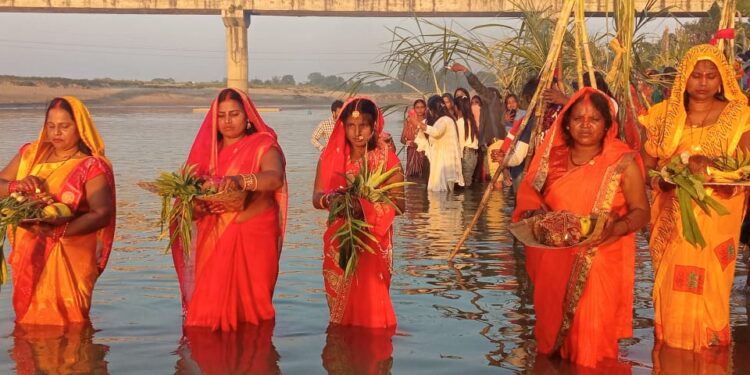 छठ पर्वमा व्रतालुले दिए अस्ताउँदो सूर्यलाई अर्घ्य (तस्बिरहरु)