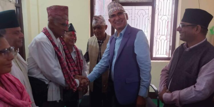 नेकपा माओवादी केन्द्रका केन्द्रीय सल्लाहकार श्रेष्ठ र गैरे एमालेमा प्रवेश