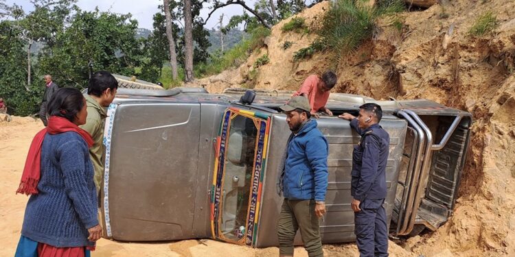 उम्मेदवार सवार गाडी सुर्खेतको चौकुनेमा दुर्घटना