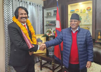 खुमलटारमा प्रचण्ड-सिके राउत बधाई साटासाट
