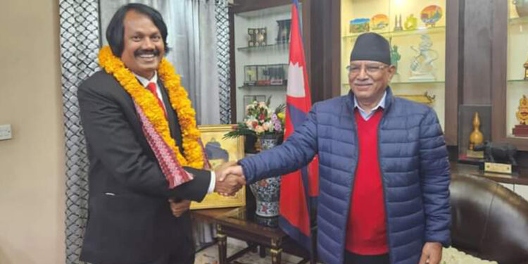 खुमलटारमा प्रचण्ड-सिके राउत बधाई साटासाट