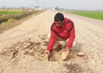 निर्माण सम्पन्न नहुँदै भत्कियो कालोपत्रे सडक