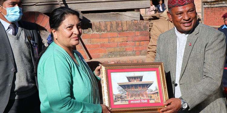 भक्तपुरको चाँगुनारायण मन्दिर पुगिन् राष्ट्रपति भण्डारी