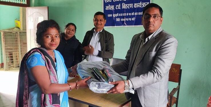 महिला स्वयंसेविकाहरुलाई विभिन्न सामग्री