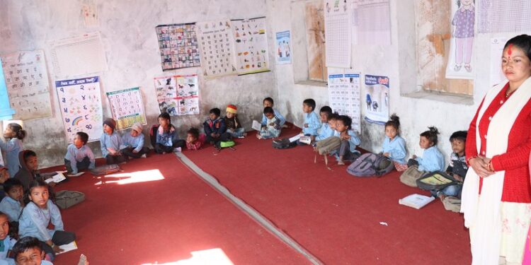१ सय ३० जना बालबालिका पढ्ने विद्यालय दुई शिक्षिकाको भरमा, पढ्न पालो कुर्छन् विद्यार्थी
