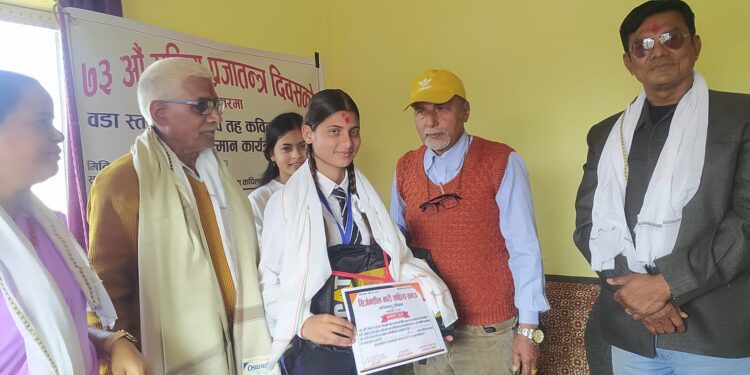 प्रजातन्त्र दिवसमा कबिता प्रतियोगीता र श्रस्टाहरुलाई सम्मान