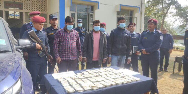 कपिलबस्तुमा अवैध २१ लाख भारतीय रुपियाँसहित तीन पक्राउ