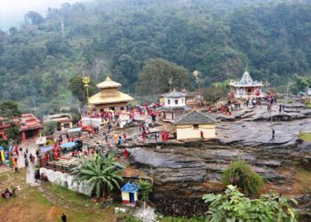 गलेश्वर मन्दिरमा सङ्कलन भएकाे भेटीबाट सडकबत्ती जडान