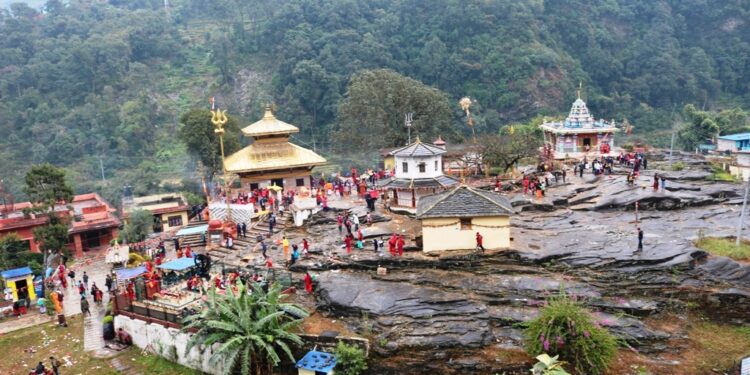 गलेश्वर मन्दिरमा सङ्कलन भएकाे भेटीबाट सडकबत्ती जडान