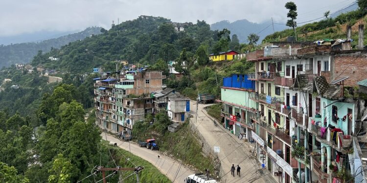 रोजगारीको खोजीमा गाउँ छाड्दै युवा