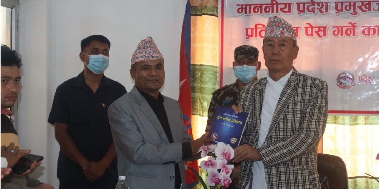 प्रदेश प्रमुख खापुङसमक्ष आर्थिक वर्षको वार्षिक प्रतिवेदन पेस
