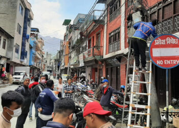 बेनी बजारको अव्यवस्थित तार हटाउन सुरु