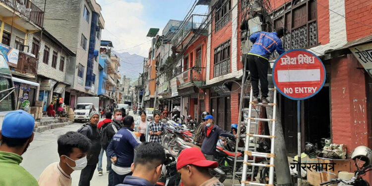 बेनी बजारको अव्यवस्थित तार हटाउन सुरु
