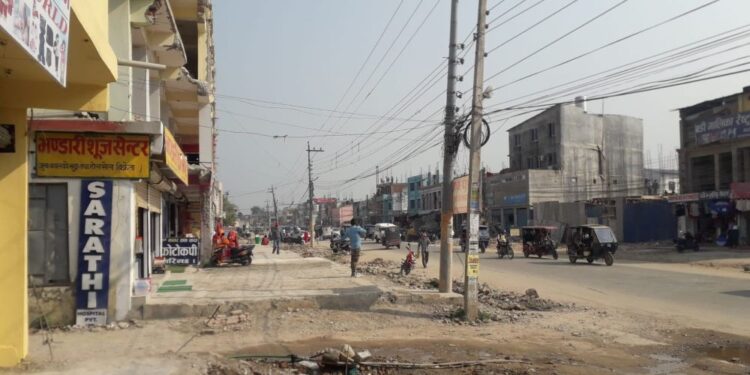 धनगढीका व्यापारी भन्छन्, ‘सटरको भाडा तिर्न धौधौ भयो’