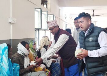 गिरिजाप्रसाद कोइरालाको स्मृति दिवसमा विरामीलाई फलफूल वितरण