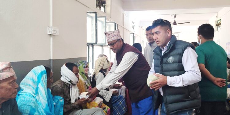 गिरिजाप्रसाद कोइरालाको स्मृति दिवसमा विरामीलाई फलफूल वितरण