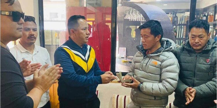 विद्युत सर्टबाट मृत्यु भएकी बालिकाका परिवारलाई एक लाख सहयोग