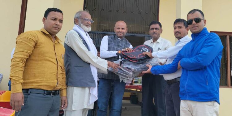 वडाद्वारा विद्यालय तथा मदरसालाई शैक्षिक सामाग्री