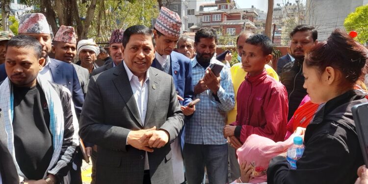 मिटरब्याज पीडित बसेको स्थानमा गृहमन्त्री