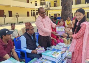 पाठ्यपुस्तक दिवसकै दिन पारेर पुस्तक वितरण