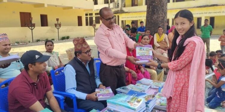 पाठ्यपुस्तक दिवसकै दिन पारेर पुस्तक वितरण