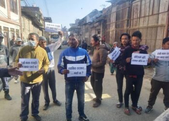 चोरी भएका मूर्ति खोजीका लागि दबाब दिँदै चापागाँउमा सडक बन्द