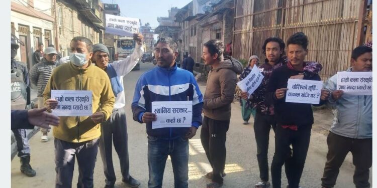 चोरी भएका मूर्ति खोजीका लागि दबाब दिँदै चापागाँउमा सडक बन्द