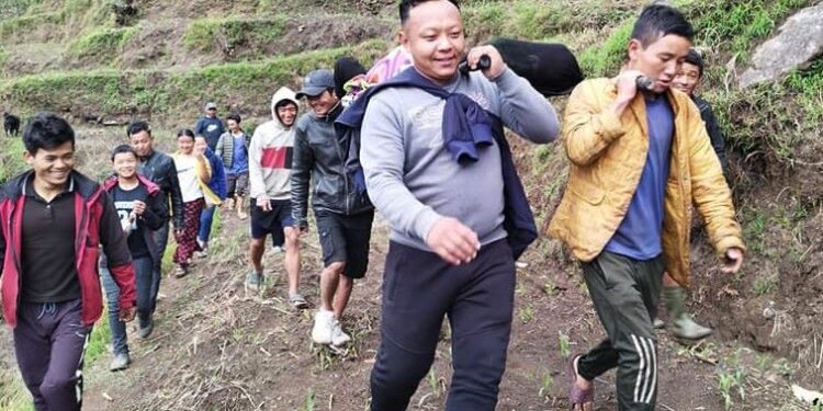 गर्भवती महिलाको उद्धारमा जनप्रतिनिधि