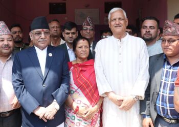 प्रधानमन्त्री प्रचण्ड र एमाले केन्द्रीय सचिव लेखराज भट्टबीच भेटघाट