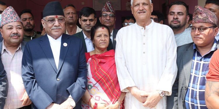प्रधानमन्त्री प्रचण्ड र एमाले केन्द्रीय सचिव लेखराज भट्टबीच भेटघाट