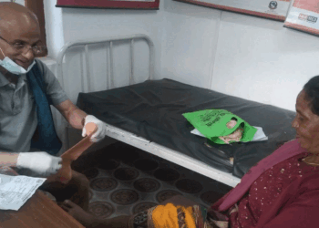 डा. गोविन्द केसी विरामीको उपचार गर्न म्याग्दीको ग्रामीण क्षेत्रमा