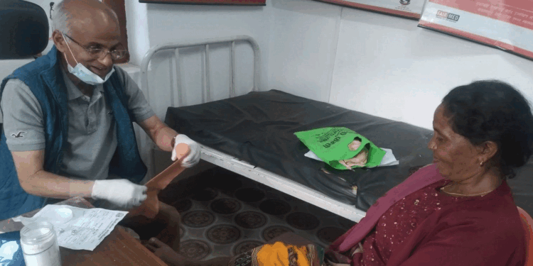 डा. गोविन्द केसी विरामीको उपचार गर्न म्याग्दीको ग्रामीण क्षेत्रमा