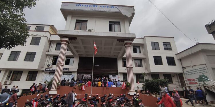 सानेपामा नेविसंघले गर्यो धर्ना र नाराबाजी