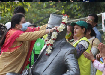 पूर्वराष्ट्रपतिद्धारा मदन भण्डारीको सालिकमा माल्यार्पण
