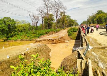 नवलपरासीमा बाढीले डाईभर्सन बगाउँदा राजमार्ग अवरुद्ध