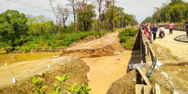 नवलपरासीमा बाढीले डाईभर्सन बगाउँदा राजमार्ग अवरुद्ध