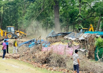 अतिक्रमण गरी बनाइएका टहरा हटाइँदै