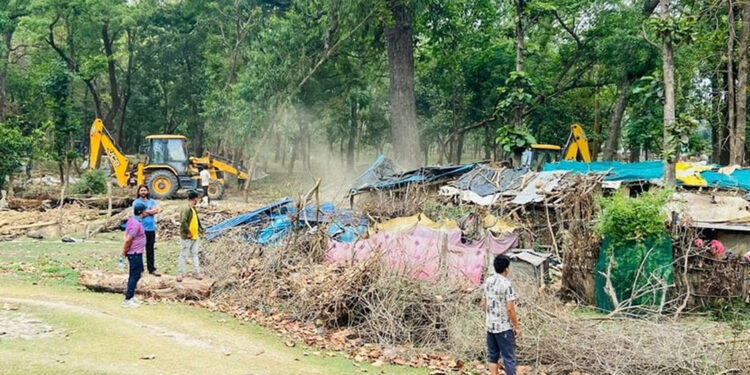 अतिक्रमण गरी बनाइएका टहरा हटाइँदै