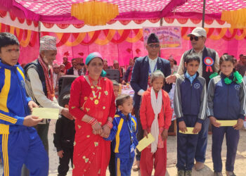 आफ्नो पारिश्रमिकबाट असहाय बालबालिकालाई वडाध्यक्ष विष्टको सहयोग