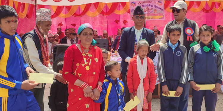 आफ्नो पारिश्रमिकबाट असहाय बालबालिकालाई वडाध्यक्ष विष्टको सहयोग