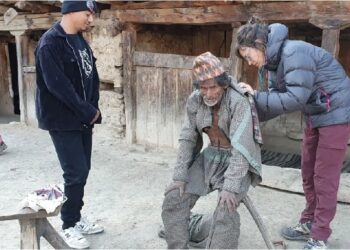 गाउँ गाउँमा पुगेर उपचार गर्दै विदेशी चिकित्सक मार्ता